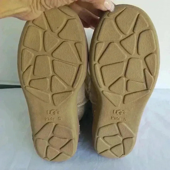 UGG Kids' Classic short II water resistant shearling boot 5 - Picture 5 of 9